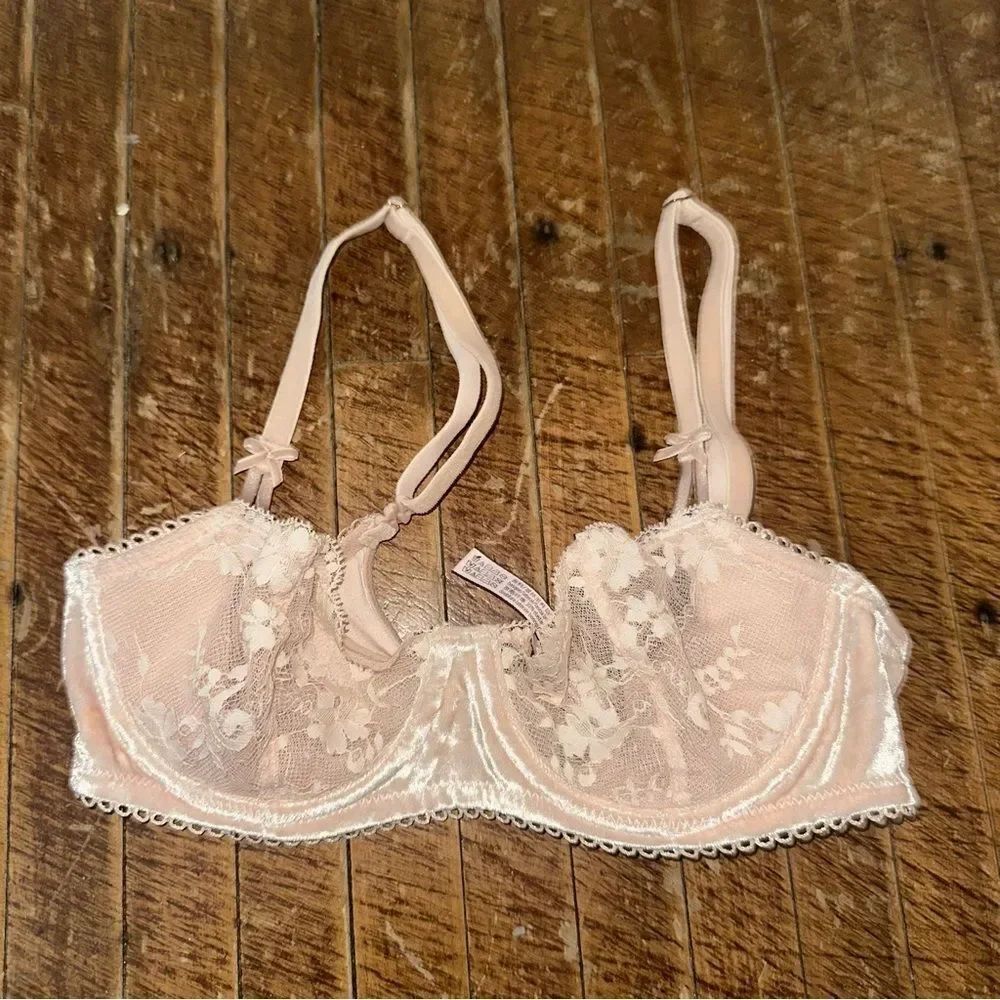 Victoria's Secret Lace Bra in Soft Pink